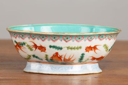 null CHINA, 19th century.

A polychrome enamelled porcelain bowl decorated with fishes...