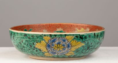 null JAPAN, Kutani, late 19th century.

Kutani ceramic bowl decorated with a landscape...