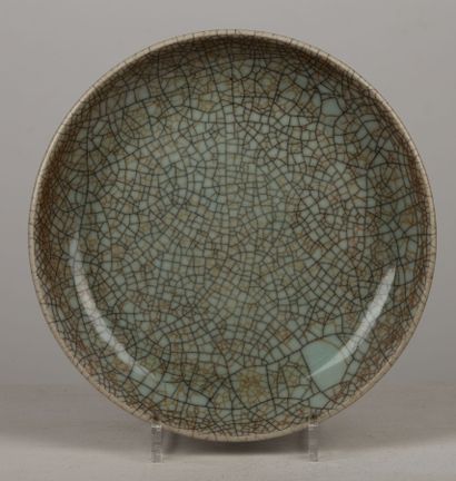 null CHINA.

Circular dish in celadon enamelled porcelain with cracks.

H_5,8 cm...