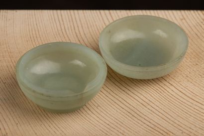 null CHINA, 19th century.

Jade lenticular box, the lid engraved with branches of...