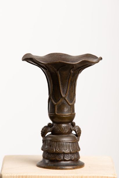 null JAPAN, Meiji period (1868-1912).

Brown patina bronze corolla neck vase, decorated...