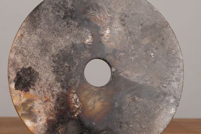 null CHINE, dynastie Ming (1368-1644).

Large disque bi en jade noir-brun, patiné.

D_20,5...