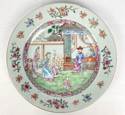 null CHINE, XVIIIème siècle.

Assiette en porcelaine à décor polychrome d'une femme...