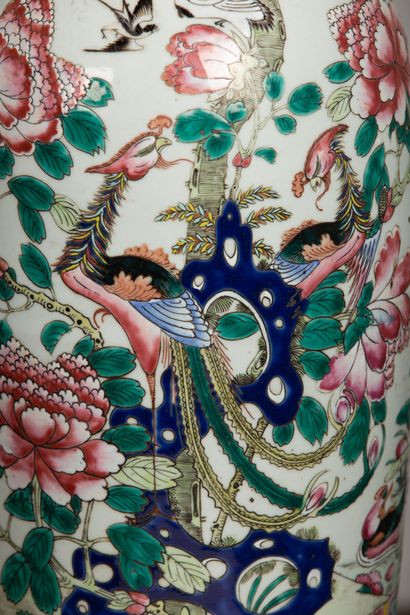 null CHINA, 20th century.

Porcelain and enamel baluster vase of the Pink Family...