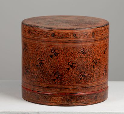 null BURMA, circa 1900.

Betel box in red and black lacquer decorated with stylized...