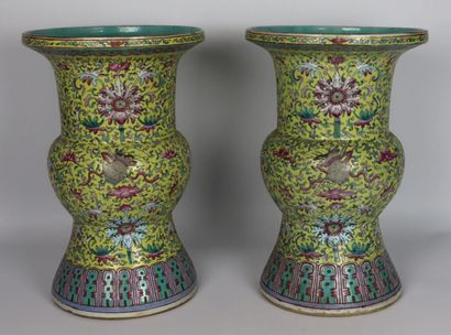 null CHINA, 19th century.

Pair of "Zun" shaped vases with flared necks, in porcelain...