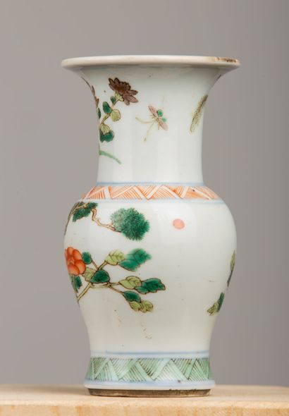null CHINE. 

Petite vase balustre en porcelaine et émaux de la Famille Verte, à...