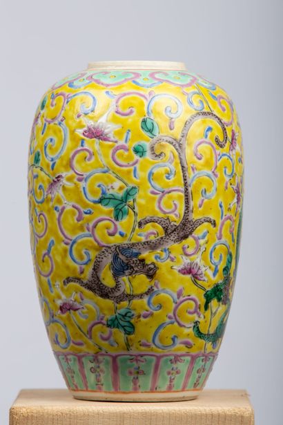 null CHINA, 20th century.

Porcelain and enamel ovoid vase of the Rose Family decorated...
