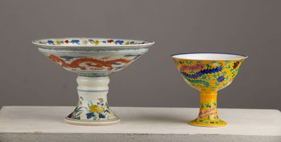 null CHINA, 20th century.

Meeting of two porcelain and polychrome enamel pedestal...