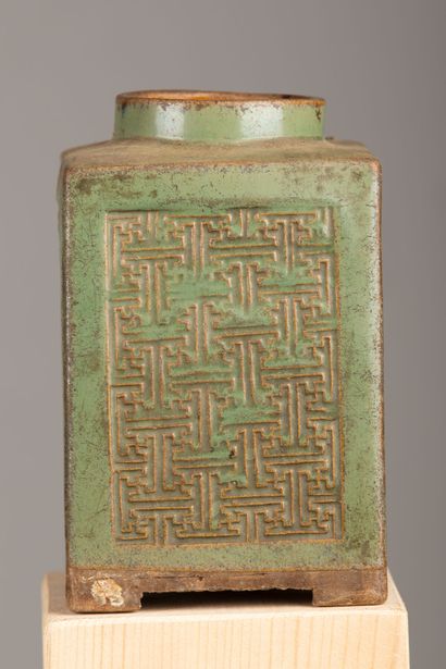 null CHINA, 18th-19th century.

A celadon glazed porcelain "cong" vase, decorated...