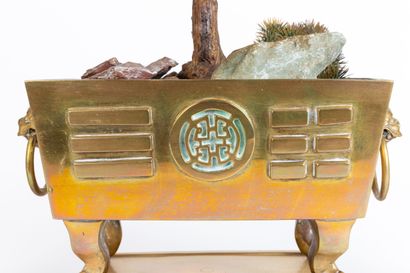 null CHINE, XIXème siècle.

Garniture en bronze doré, composée d'une jardinière formant...