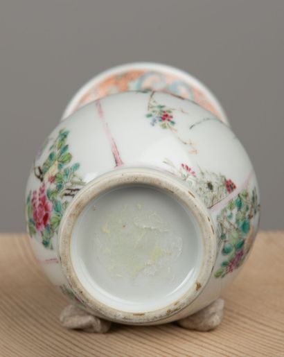 null CHINE, XVIIIème siècle.

Vase en porcelaine et émaux polychromes dans des réserves...