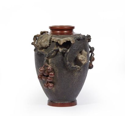 null JAPAN, Meiji period (1868-1912).

Bronze vase with two patinas and a relief...