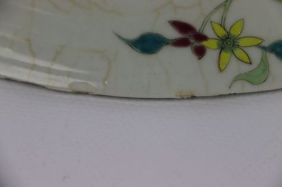 null CHINE, dynastie Qing (1644-1911).

Plat en porcelaine à décor floral de la famille...