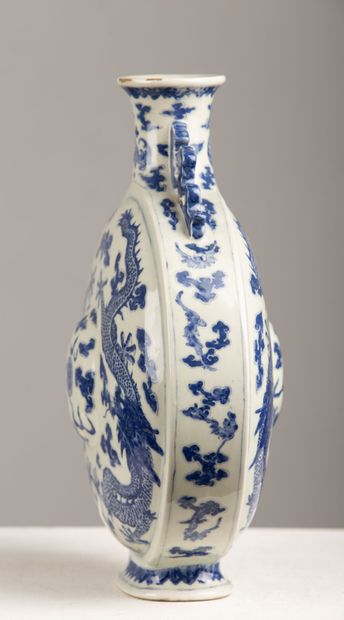 null CHINA, 20th century.

Vase in the form of a bianhu gourd in porcelain and white-blue...