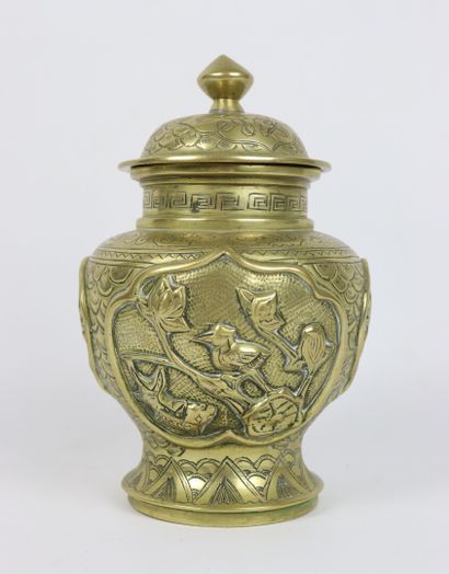 null INDOCHINE, XXème siècle.

Vase couvert balustre en bronze doré à décor d'animaux...