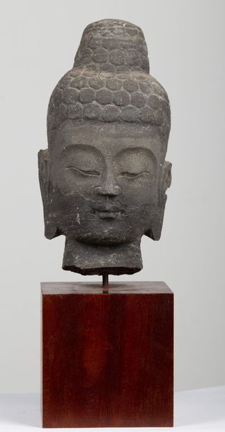 null CAMBODGE, style Khmer.

Tête de bouddha en pierre sculptée.

H_43 cm L_14 cm,...