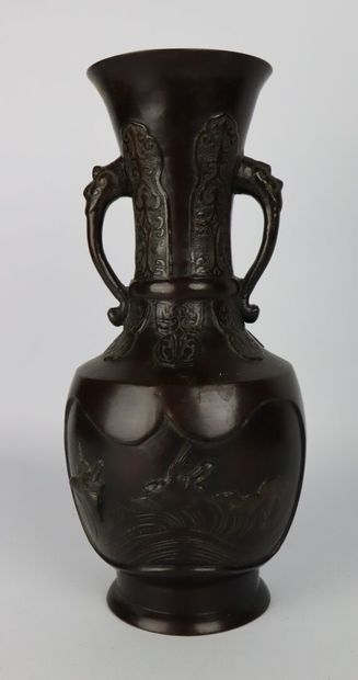 null JAPON, période Meiji (1868-1912)

Vase balustre en bronze à patine brune à décor...