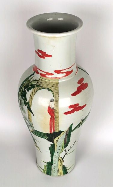 null CHINA, 19th century.

Baluster vase in porcelain and enamels of the Green Family...