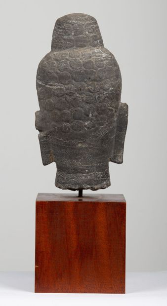 null CAMBODIA, Khmer style.

Head of Buddha in carved stone.

H_43 cm L_14 cm, small...