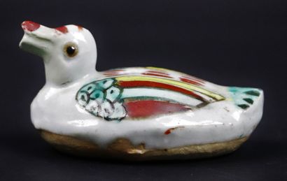 null CHINA, 18th century.

Bird-shaped polychrome enamelled porcelain dropper.

L_8,5...