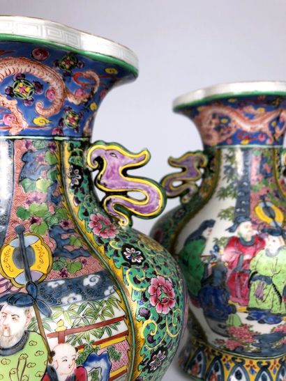 null 
CHINA, 20th century.

Pair of vases with sinuous handles in porcelain and enamels...