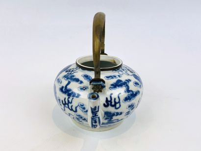 null CHINA for VIETNAM, 19th century.

Porcelain teapot with white-blue decoration...