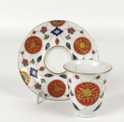 null CHINA or JAPAN, 19th century.

Sorbet and its saucer in porcelain with polychrome...
