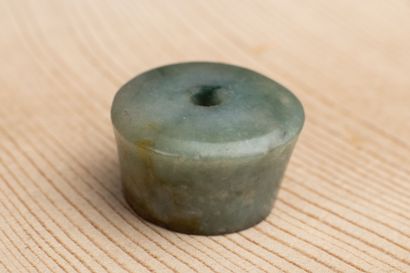null CHINA, 18th-19th century.

Piece of jewelry in green jade veined with rust,...