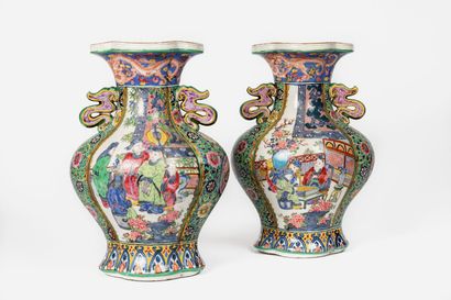 null 
CHINE, XXème siècle.

Paire de vases à anses sinueuses en porcelaine et émaux...