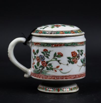 null CHINE, époque Kangxi (1662-1722).

Moutardier couvert en porcelaine et émaux...