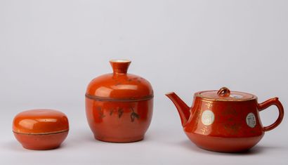 null CHINA, 20th century.

Meeting of a teapot, a box and a lenticular box in coral...