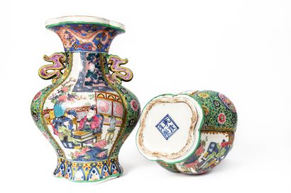 null 
CHINA, 20th century.

Pair of vases with sinuous handles in porcelain and enamels...