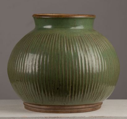 null CHINE, XXème siècle.

Vase globulaire à col droit en grès porcelaineux émaillé...