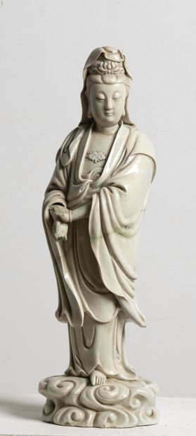 null CHINA, Dehua, Qing dynasty (1644-1911).

Guanyin in white enameled porcelain...
