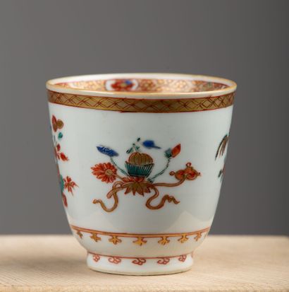 null CHINA, 18th century.

Large sorbet and its saucer in enamelled porcelain with...