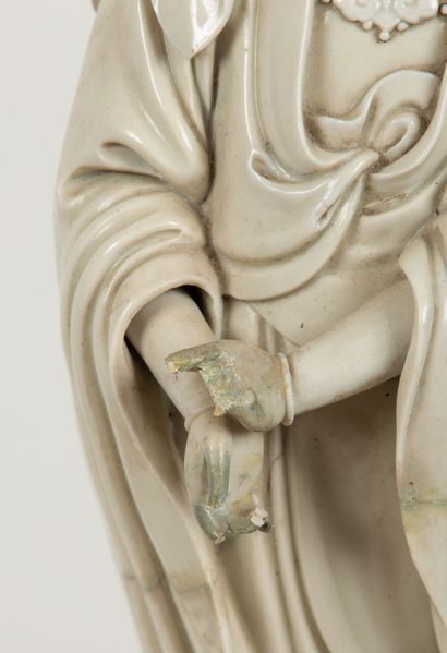 null CHINE, Dehua, dynastie Qing (1644-1911).

Guanyin en porcelaine émaillée blanc...