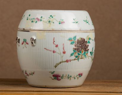 null CHINE, XIXème siècle.

Pot couvert à quatre passants en porcelaine et émaux...
