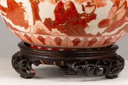 null JAPON, Satsuma, XIXème siècle.

Coupe en céramique à décor corail et or de lettrés,...