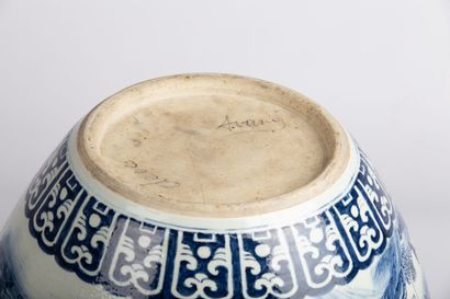 null CHINE, vers 1900.

Cache-pot en porcelaine et émaux blanc-bleu à décor de paysage...