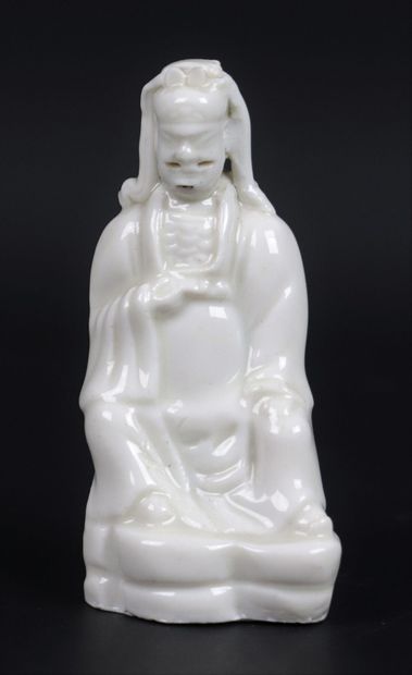 null CHINA, Kangxi period (1662-1722).

Statuette in white enamelled porcelain representing...