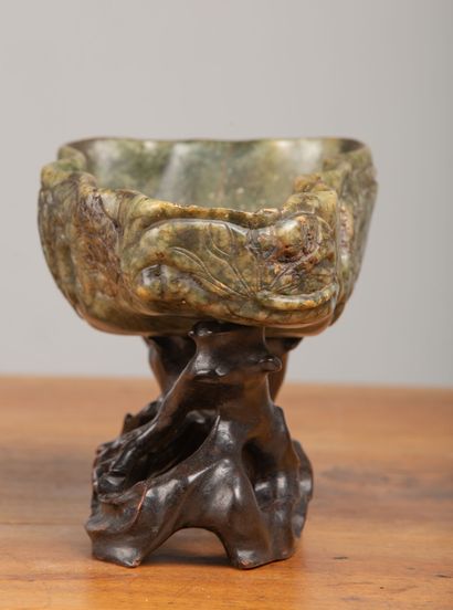 null CHINA, circa 1900.

Cup in carved nephrite, stylizing a lotus leaf and plants.

On...