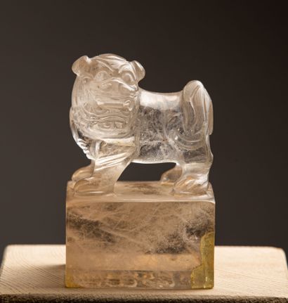 null CHINA, 20th century.

Carved rock crystal seal, showing a standing Noh dog,...