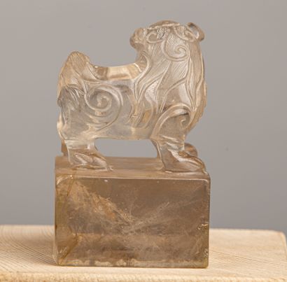 null CHINA, 20th century.

Carved rock crystal seal, showing a standing Noh dog,...