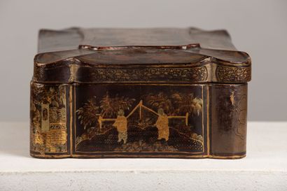 null CHINA, Canton, circa 1900.

Rectangular box with rounded sides, in black and...