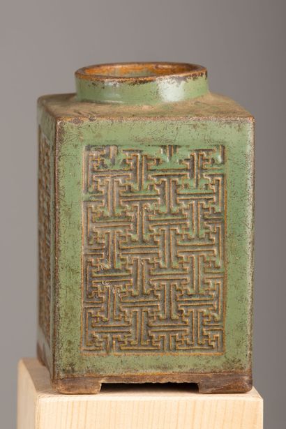 null CHINA, 18th-19th century.

A celadon glazed porcelain "cong" vase, decorated...