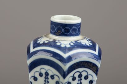 null CHINE, XVIIIème siècle.

Vase à pans coupés en porcelaine à décor en camaïeu...