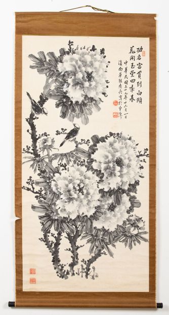 null CHINA, 20th century.

Painting on paper with flowers and a bird.

H_120 cm L_59,8...