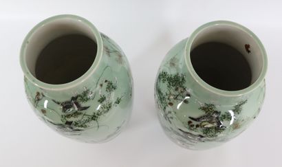 null JAPON, vers 1900.

Paire de vases balustres en porcelaine à décor d'oiseaux...