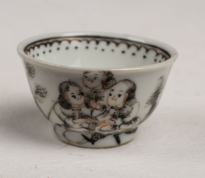 null CHINA, 18th century.

Porcelain sorbet with erotic decoration: a character observes...
